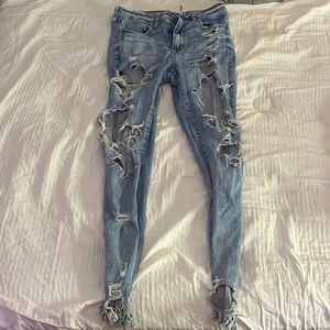 Lightly worn American Eagle jeans! They’re a size 8 and fit true to size.